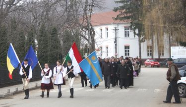 Lobogó zászlókkal vonultak a zágoniak a hősök emlékművéhez. A szerző felvétele