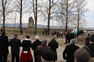 A véczeri emlékműnél