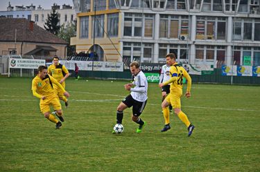 A sárga mezes Honvéd két pontos előnyt szerzett a Videoton FC-vel szemben. Fotó: Németh Szabolcs