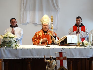 Tamás József püspök megáldotta a felújított templomot. A szerző felvétele