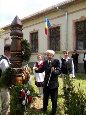 Bandi Árpád Bolyai-kutató az emlékkopja előtt BALÁZS ANTAL FELVÉTELE