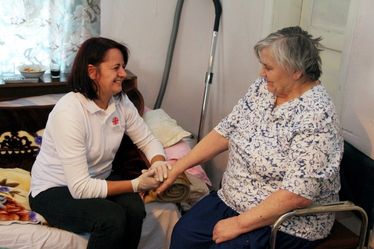 A Caritas több mint harminc településen hétszáz idős beteget lát el. Fotó: Caritas/Kovászna Megye Tanácsa