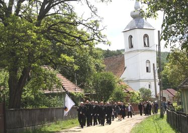 A Vitézi Rend zászlaja alatt vonultak a templomból az emlékparkba. A szerző felvétele