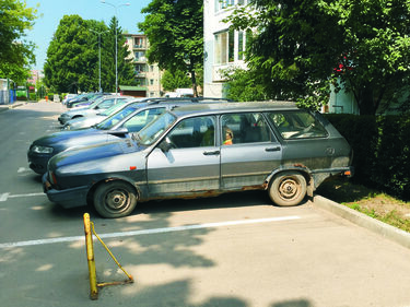 Parkolóban rozsdásodik a Dacia. A szerző felvétele