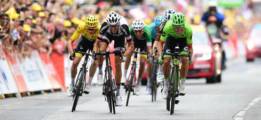 Barguil (fehérben) és Uran (zöldben) a 9. szakasz befutóján. Fotó: letour.fr