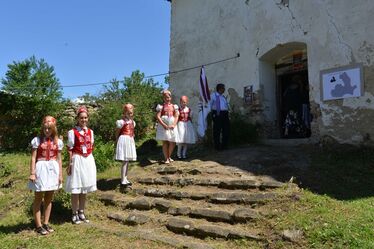 Kóborból elszármazott lányok a templomkapuban