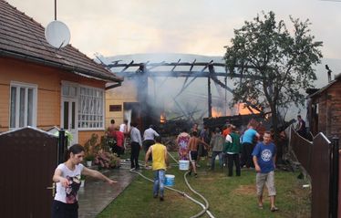 Vedrekkel hordott vízzel próbáltak segíteni az utca lakói. A szerző felvétele