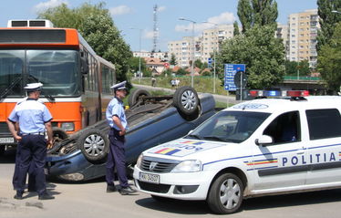 Sepsiszentgyörgyi balesetnél helyszínelő rendőrök. Albert Levente felvétele 