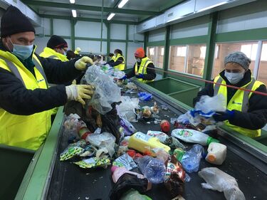 Válogatják a szelektíven összegyűjtött szemetet a lécfalvi hulladékkezelő központban. A szerző felvétele