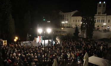 Több százan gyűltek össze a főtéren szervezett megemlékezésen