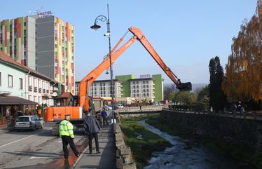 Csak az aszfaltról tud dolgozni a kotrógép. A szerző felvétele