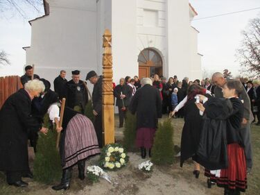 Kopjafát avattak, csemetét ültettek. A szerző felvétele