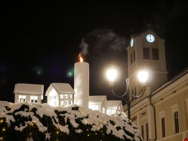 Adventi koszorú Sepsiszentgyörgy főterén. Mózes László felvétele