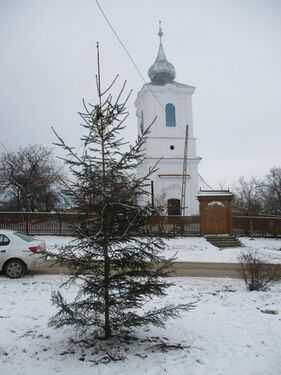 Messzire „világlik” a fehér torony