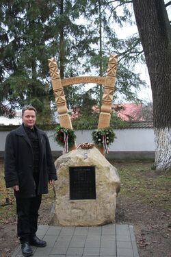 Nagy Károly Kázmér a reformáció kopjás emléke előtt. Albert Levente felvételei