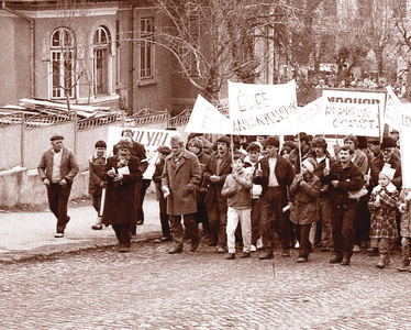 Sepsiszentgyörgyön is tízezrek tüntettek 1990 februárjában. A  menetoszlop jobb felén Sylvester Lajos és Farkas Árpád . Albert Levente felvétele