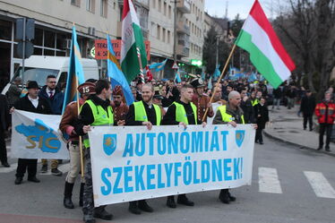 Több ezren vonultak fel Marosvásárhelyen Székelyföld autonómiáját követelve. A szerző felvétele