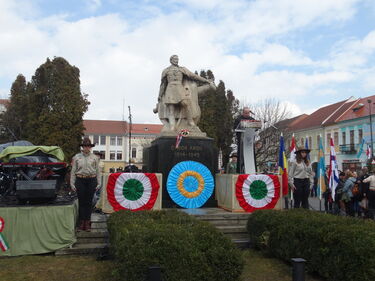 A Gábor Áron szobor mellett ott volt a román zászló is (Iochom István felvéttele)