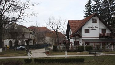 Turisztikai látványosság is lehet a park bejáratához tervezett kapu – kár, hogy a szakszervezeti tulajdonú épület (balról) tovább rontja a városképet – A szerző felvétele