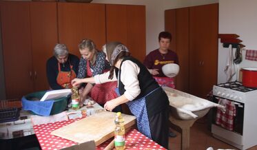 Munkában a nagyborosnyói nőszövetség asszonyai. A szerző felvétele