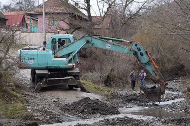 Kármentés a márciusi háromszéki áradás idején. Fotó: A megyeháza sajtóirodája