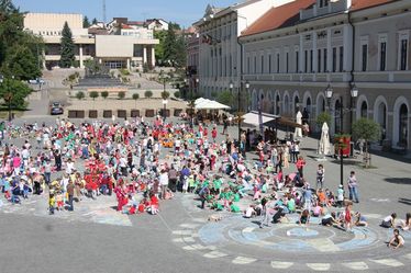 Buzgó kis művészek lakták be a főteret. Fotó: Albert Levente