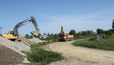 Az alapokig megbontották Várhegyen az utat. A szerző felvétele