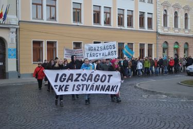 2015-ben is tüntettek Beke István és Szőcs Zoltán igazságáét Kézdivásárhelyen. Iochom István felvétele