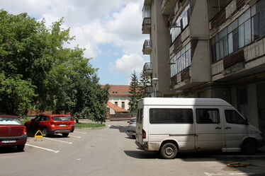 Furgonokat, kisteherautókat nem hagyhatnak lakónegyedi parkolóban. Albert Levente felvétele