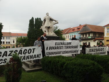 Tüntetés Kézdivásárhelyen az ártatlanul bebörtönzött vármegyések mellet. A szerző archív felvétele 