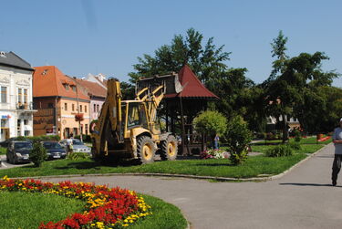 Bontják a virágvarázst. A szerző archív felvétele