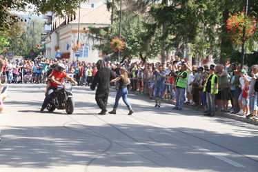 A „majom” által kiszemelt hölgyek ülhettek Pepe mögé a motorra. A szerző felvétele