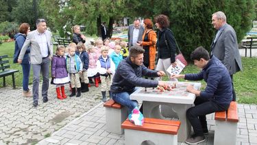 Átadáskor már zajlottak a mérkőzések az új sakkasztalokon. A szerző felvétele