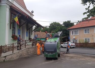 A községközpontban javítják az aszfaltutat. A szerző felvétele