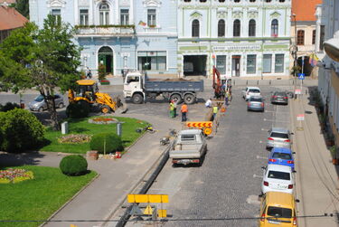 Cserélik a gázvezetéket Kézdivásárhelyen a Gábor Áron téren. A szerző felvétele