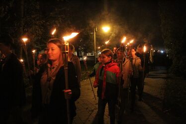 Fáklyával vonultak át az Erzsébet parkba. Fotók: Albert Levente