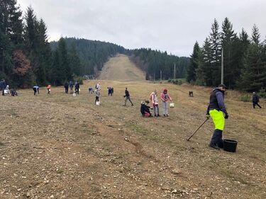 Sok önkéntes szedett követ a sípályán