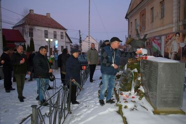 Megemlékezés a világháborús hősök emlékművénél. A szerző felvétele