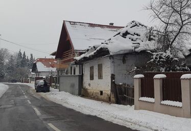 Az Iskola utcai romos épületet és a telkét is többletadó sújtja