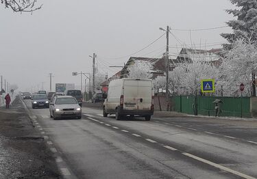 A nagyon forgalmas 11-es országút gyalogátjárója mellé fényjelzéseket kérnek. A szerző felvétele.