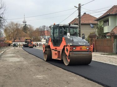 Aszfaltozás a Tatrangi Sándor utcában. Fotó: UPH