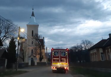 Tegnap este fél hatkor érkezett a szirénázó SMURD speciális mentőautó Papolcra. Felvettek egy 16 éves lányt, majd Kovásznára siettek, ott egy idős hölgy került a kocsiba. Onnan egyenesen Kolozsvárra hajtott a különleges esetekben bevethető rohamkocsi.