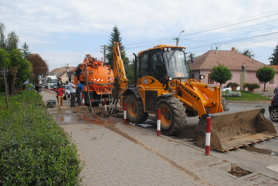 Újabb csőrepedés az Ady Endre utcában a Millennium park bejárata előtt