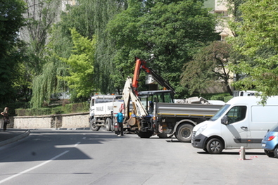 A Vasile Goldiş utcában szegélyköveket cserélnek. Fotó: Albert Levente