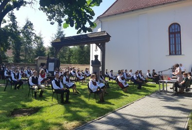 A belvárosi templom kertjében ballagtak a Kőrösi magyar végzősei