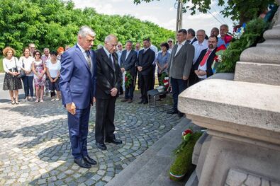 Tamás Sándor és Egyed Ákos tiszteleg Gábor Áron sírja előtt