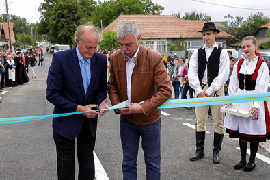 Fábián Sándor és Tamás Sándor elvágja az avatószalagot. Kocsis B. János felvétele