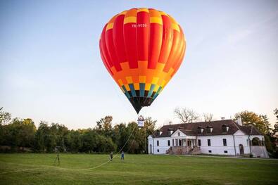 Hőlégballon a miklósvári Kálnoky-kastély fölött. Fotó: Facebook / Visit Covasna