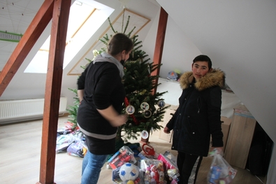 Tegnap az őrkői nappali központ gyermekeit ajándékozta meg a Caritas. Fotó: Albert Levente