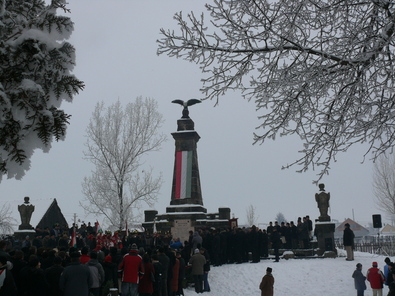 Megemlékezés az áldozatok emlékművénél. Szekeres Attila archív felvétele